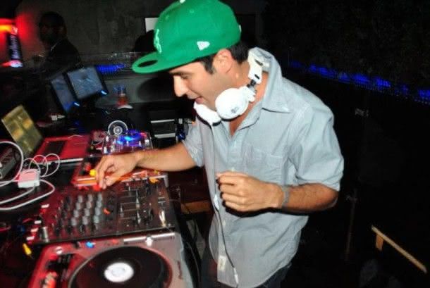 O DJ RV (Rogerio Varella) integra a quadra de profissionais que comanda a cabine na Old is Black (foto: Divulgação)  