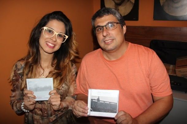 A "aluna" de Jay Vaquer, Bi Bernardes, e amigo (Foto: Zeca Santos)