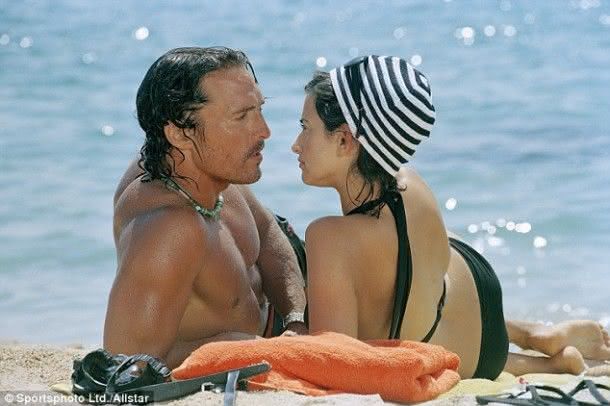 Matthew McConaughey e Penelope Cruz no set de Sahara, quando se conheceram e começaram a namorar (Foto: Reprodução)