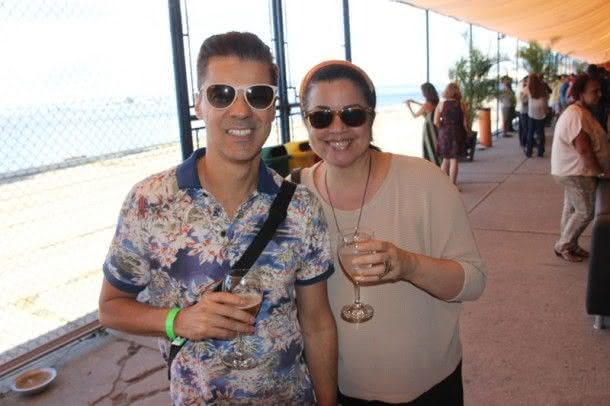 O designer Gilson Martins e uma amiga (Foto: Zeca Santos)