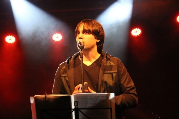 Jay Vaquer no palco do Teatro Rival (Foto: Zeca Santos)