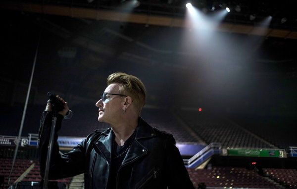 Bono Vox: longe das guitarras por causa de acidente (Foto: Todd Heisler/The New York Times)