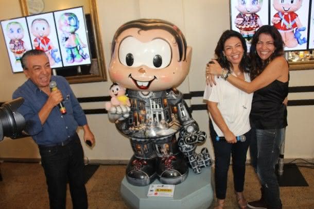 Maurício com as filhas Mônica e Magali ao lado de suas versões em quadrinhos