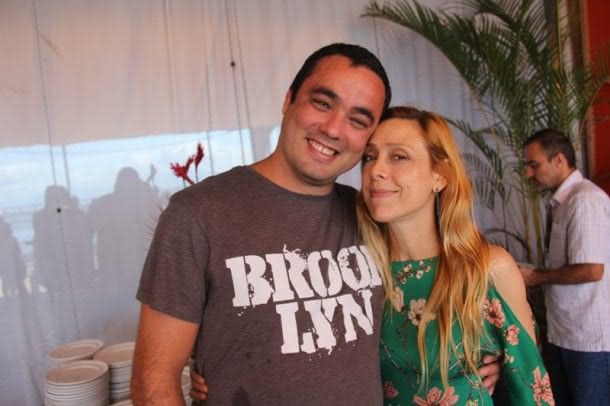 Cavi Borges ao lado de uma amiga (Foto: Zeca Santos)