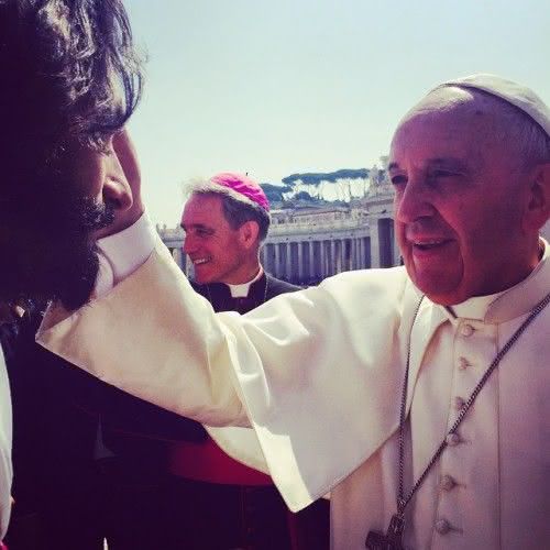 Rodrigo Santoro recebe a bênção do Papa Francisco (Foto: Reprodução Instagram)