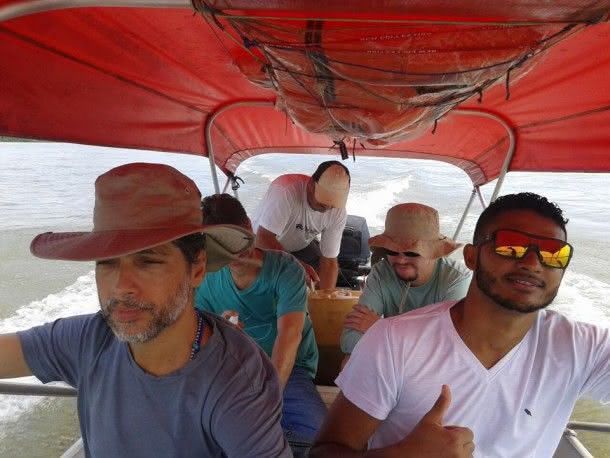 Estevão Ciavatta (esq.) subindo o Rio Tapajós com a equipe do Amazônia S/A (Foto: Reprodução)
