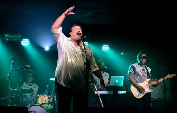Victor Sávio cantando Tim Maia na noite carioca (Foto: André Misse | Reprodução Facebook)