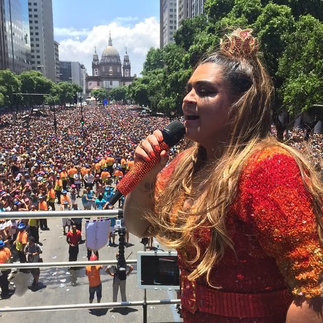 Preta Gil comandando a massa do seu Bloco no centro do Rio (Foto: Reprodução)