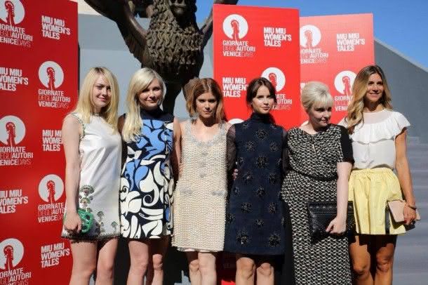 Dakota Fanning, Kirsten Dunst, Kate Mara, Felicity Jones, Lena Dunham e Nicoletta Romanoff no lançamento do projeto em Veneza (Foto: Facebook Oficial Miu Miu)