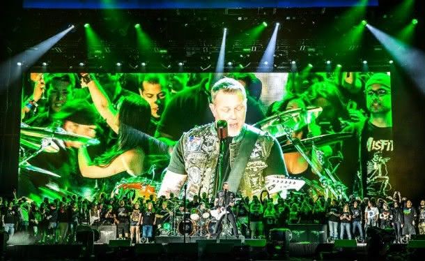 Metallica e seus fãs no palco do Rock in Rio USA 