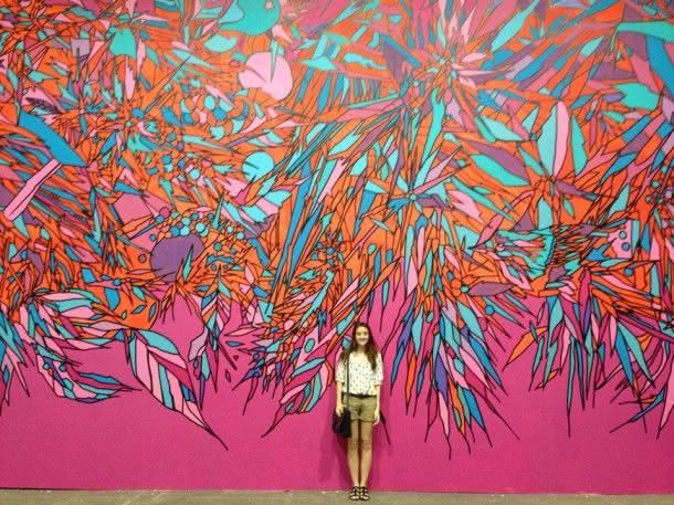 Letícia tem 18 anos e acredita que a reinserção da arte urbana pode dar uma nova atenção ao trabalho dos grafiteiros (Foto: Letícia Mello)
