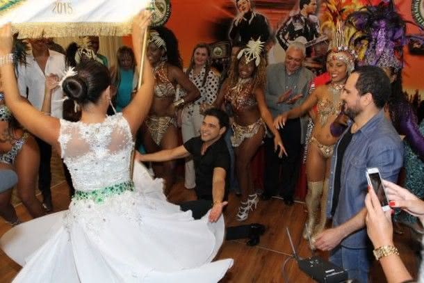 Zezé di Camargo e Luciano caem no samba na Imperatriz