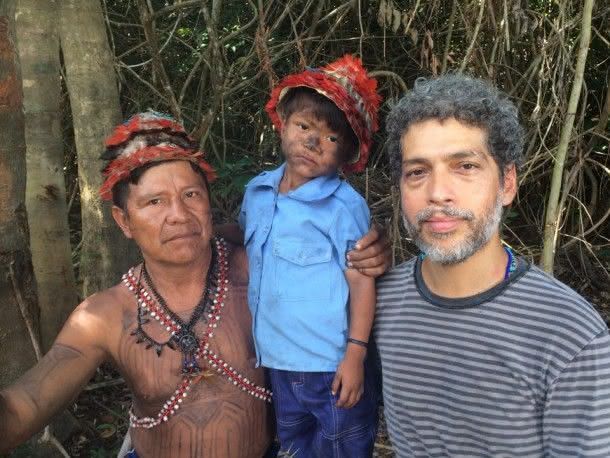 Cacique Munduruku Juarez e o neto Léo e Estevão Ciavatta durante as gravações de Amazônia S/A (Foto: Reprodução)