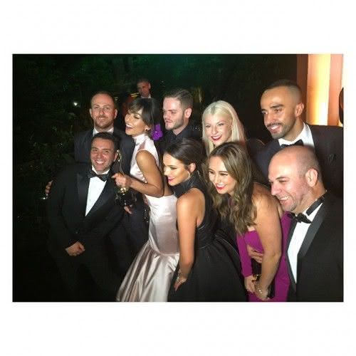 Sabrina Sato entre os amigos - Bruna Marquezine, Yan Acioli e Matheus Mazzafera, entre eles - com o prêmio nas mãos (Foto: Reprodução)