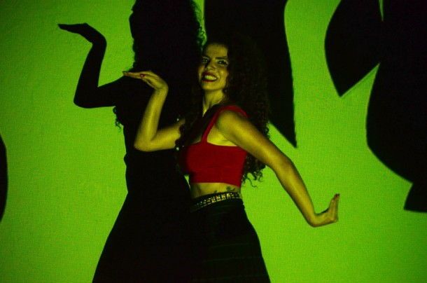 Vanessa da Mata em cena do videoclipe "Por onde ando tenho você" (Foto: Reprodução) 