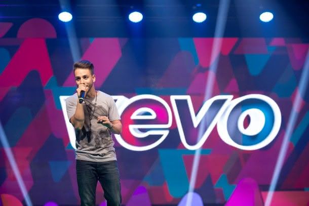 Junior Lima faz os ajustes finais para a estreia do programa "VEVO Sessions" (Foto: Reprodução)