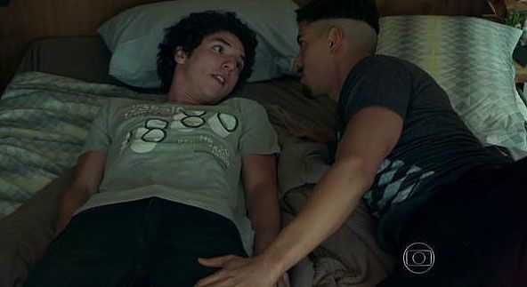 Bruno (João Vitor Silva) e Sam (Felipe de Carolis) vivem um caso em "Verdades Secretas" (foto: Reprodução)