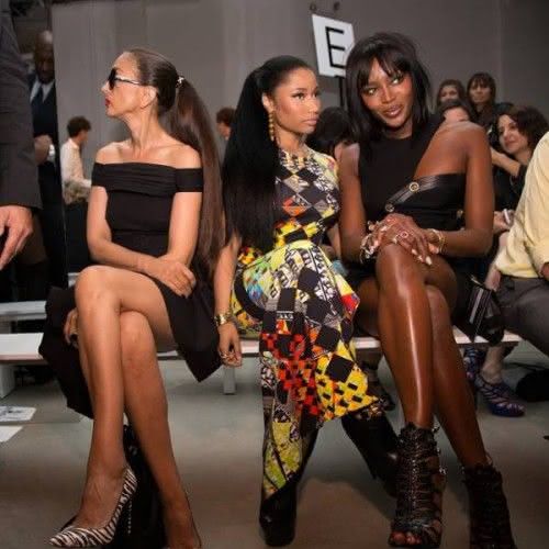 Nicki Minaj na primeira desfile da Versus Versace, ao lado de Naomi Campbell (Foto: Facebook Oficial Nicki Minaj)