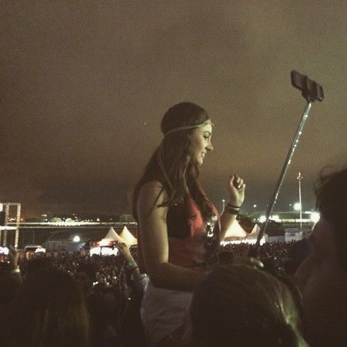 O pau de selfie em meio ao show do Calvin Harris (Foto: Jaqueline Azizi)