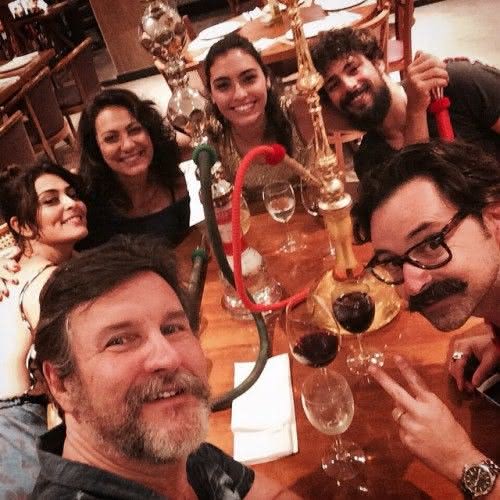 Bruna Caram (centro) posa com o elenco de "Dois Irmãos", em foto publicada no Instagram da atriz. Na legenda: "Jantar-brimo-da-firma ontem ❤️❤️❤️ Depois do longo árduo lindo dia de gravação! #DoisIrmãos #miltonhatoum #LuizFernandoCarvalho + Cauã [Reymond],Emilio [Orciollo Neto], [Antonio] Calloni, Ju [Paes, Êli Jardini 